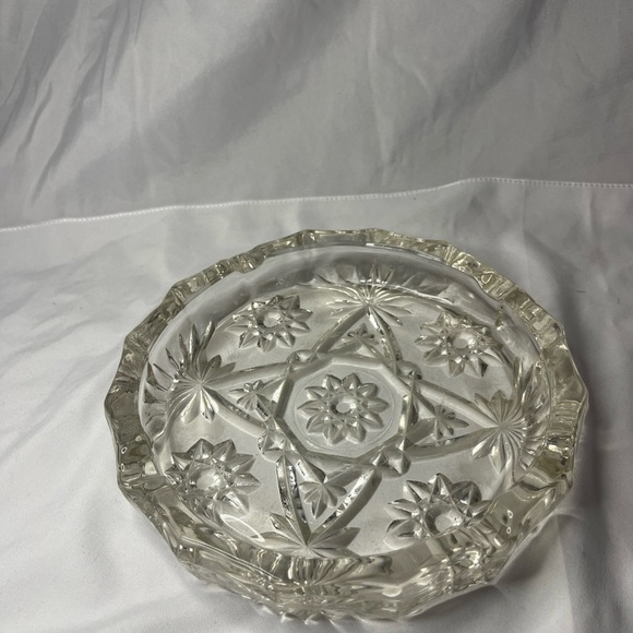 Elegant Clear Glass Ash tray - Picture 1 of 4